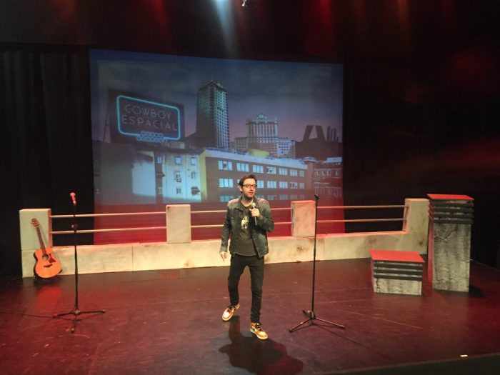 En el escenario de los Teatros Luchana de Madrid, DAVID NAVARRO con su Cowboy Espacial.